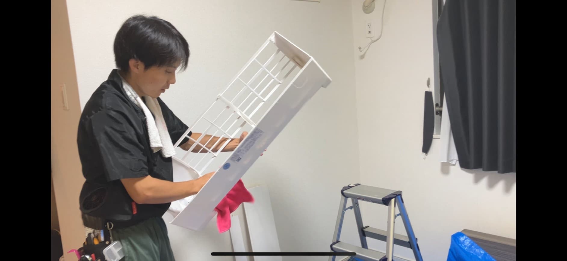 プロのエアコンクリーニング作業