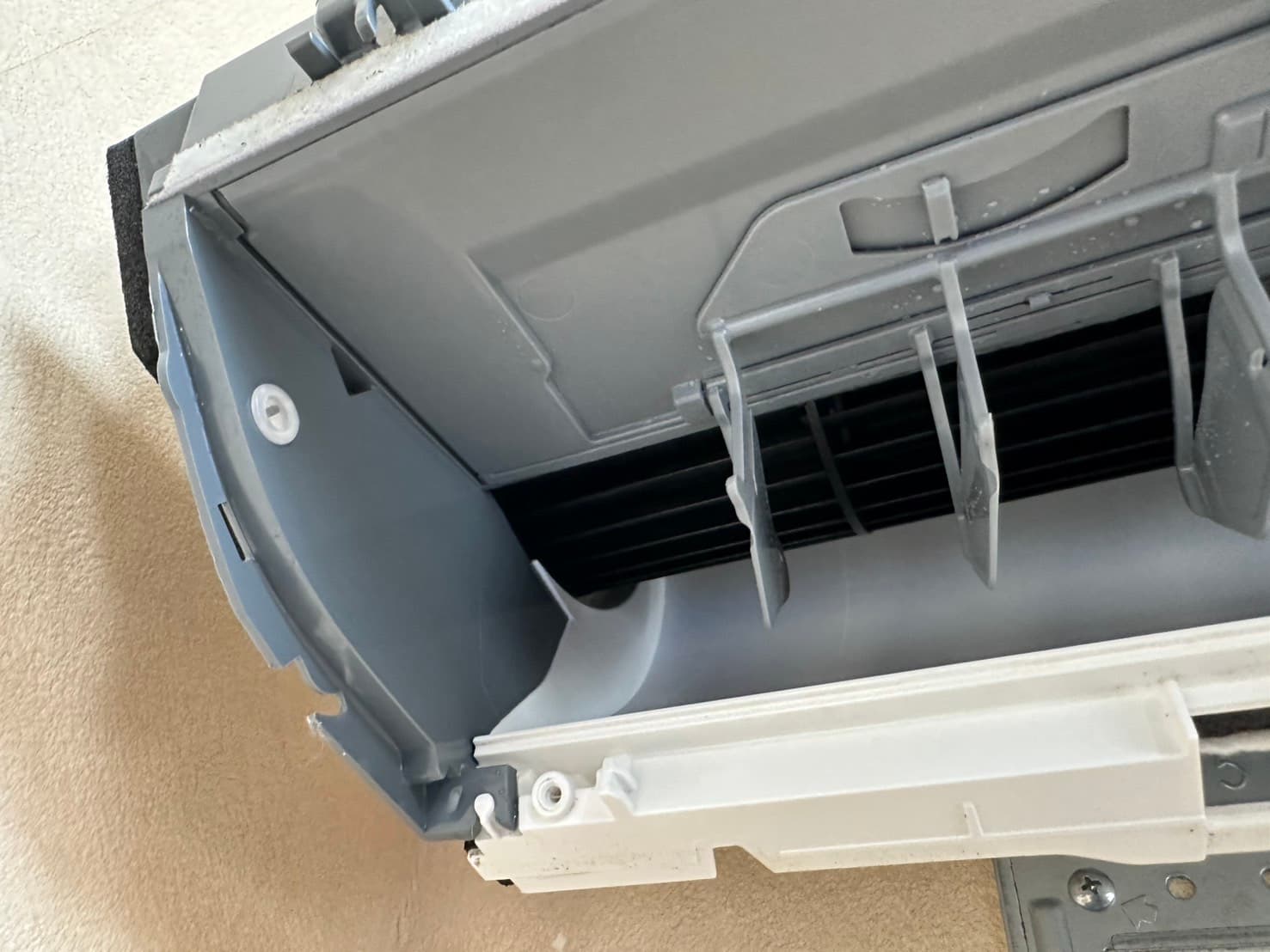 クリーニング後のエアコン内部